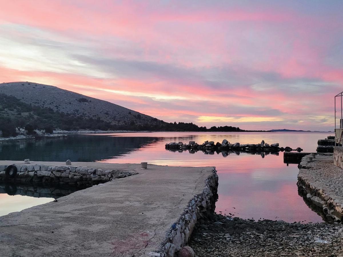 Robinzonska kuća Žut Robinzonska kuća Žut
